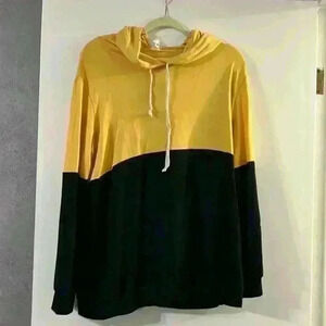 Hooded long sleeve shirt in size large